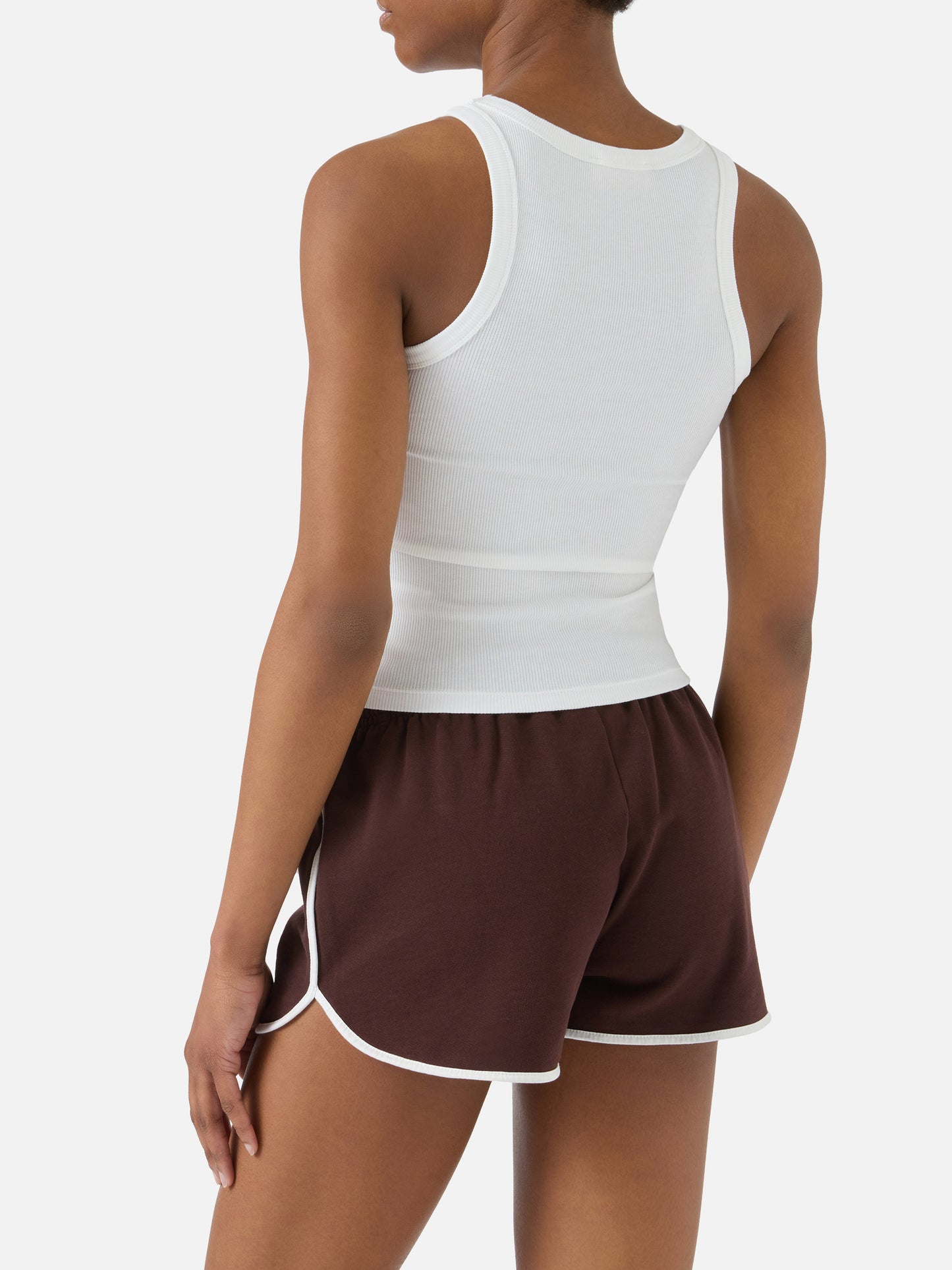 Camiseta de tirantes Ada blanca acanalada con parche de logo en relieve