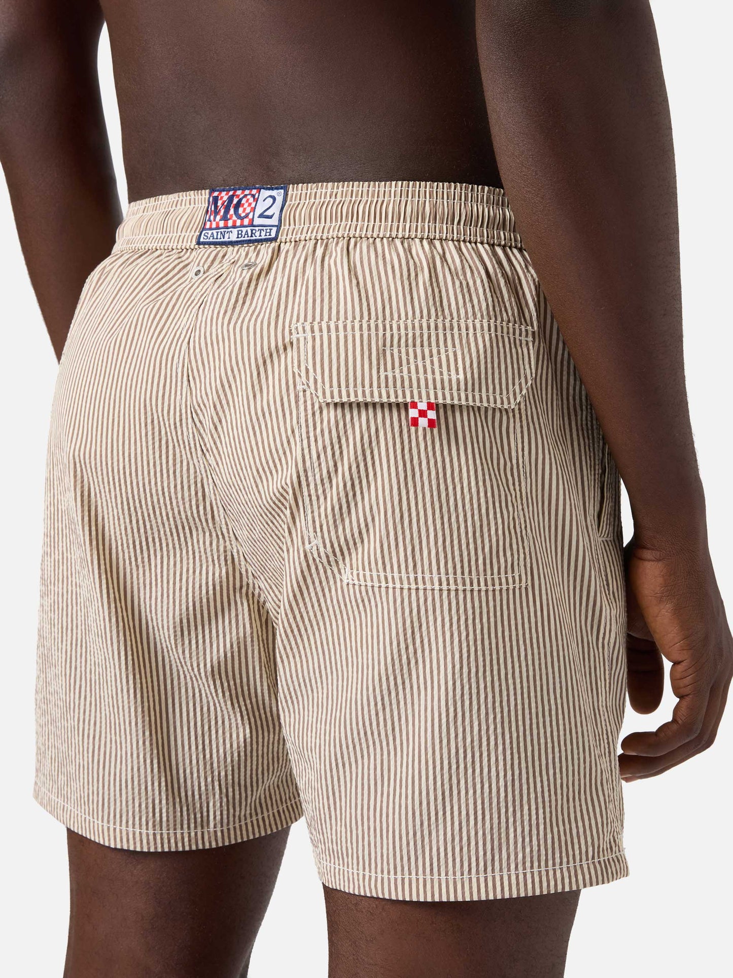 Patmos seersucker-gestreifte Badeshorts in Braun und Weiß