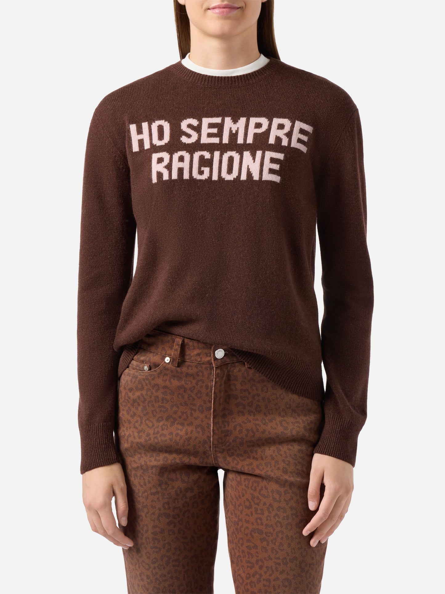 New Queen cashmere-blend sweater in brown with Ho sempre ragione jacquard