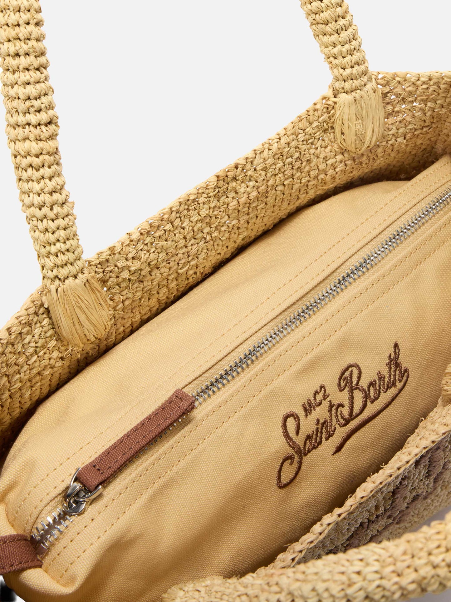 Bolso mediano de playa de rafia con logo bordado en contraste