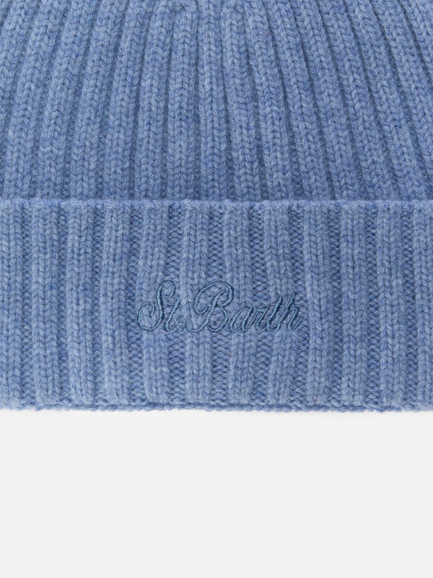 Berretto Wengen in azzurro polvere con ricamo St. Barth sul risvolto