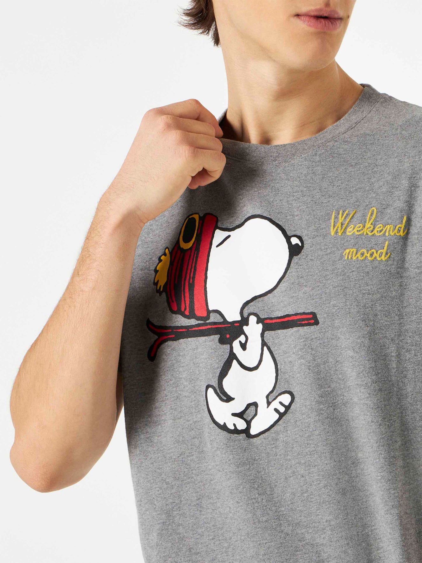 Herren-T-Shirt mit „Snoopy Weekend Mood“-Stickerei | SNOOPY – PEANUTS™ SONDEREDITION