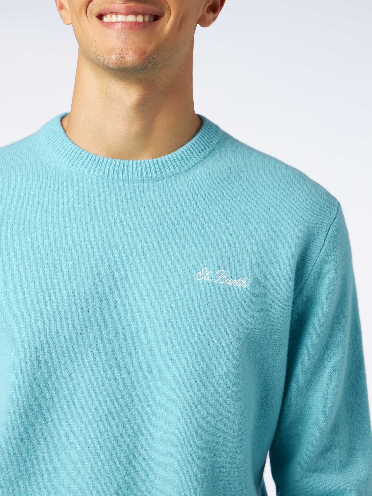 Wassergrüner Herrenpullover mit Rundhalsausschnitt und St. Barth-Stickerei