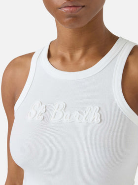 Camiseta de tirantes Ada blanca acanalada con parche de logo en relieve 
