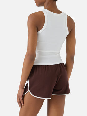 Camiseta de tirantes Ada blanca acanalada con parche de logo en relieve 