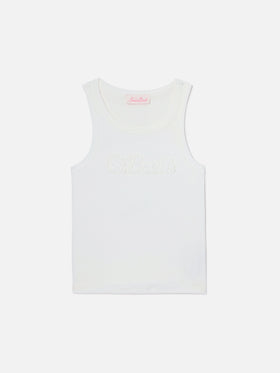 Camiseta de tirantes Ada blanca acanalada con parche de logo en relieve 