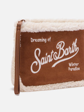 pochette marrón de falso borreguito Aline con bordado del logo 