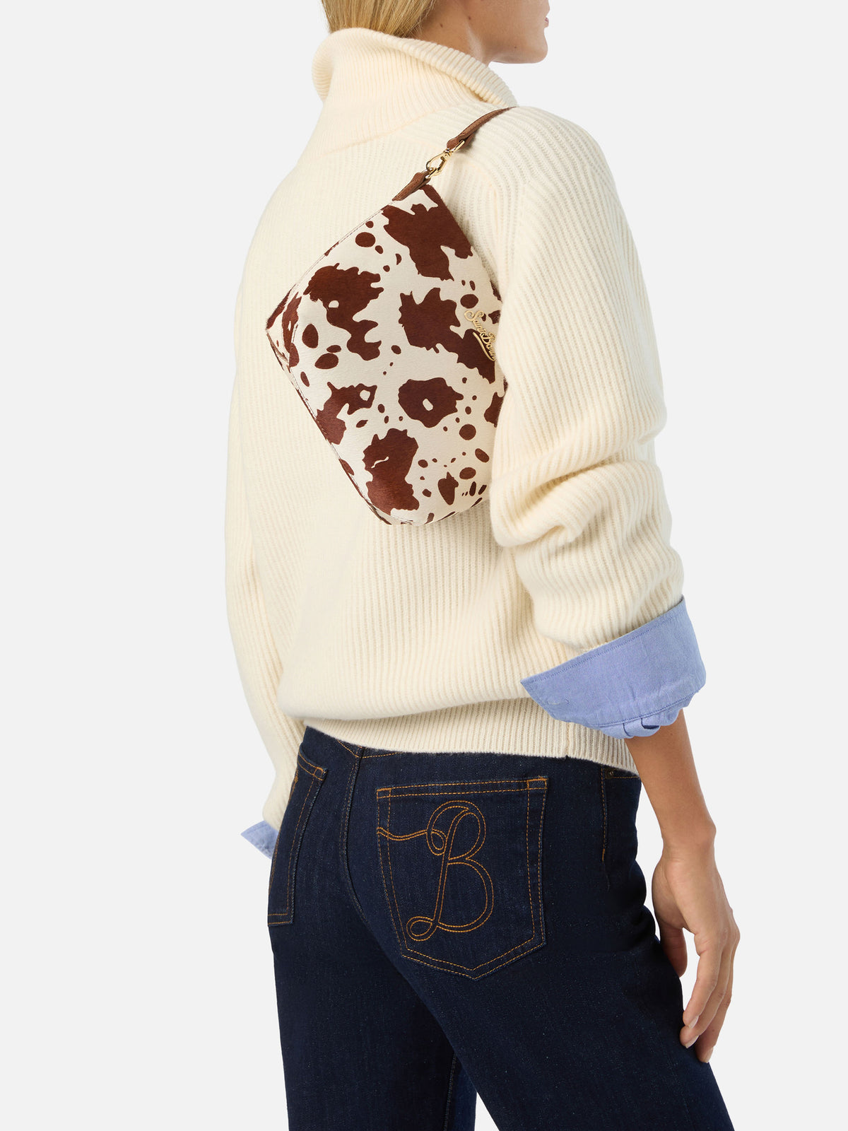 Bolso Aline en pony hair con estampado de vaca y placa con logo de metal 