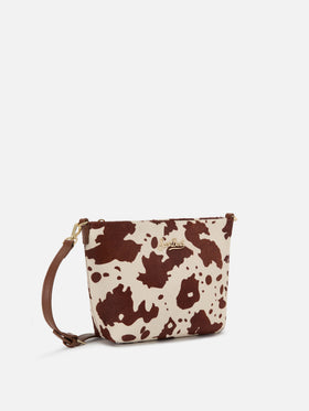 Bolso Aline en pony hair con estampado de vaca y placa con logo de metal 