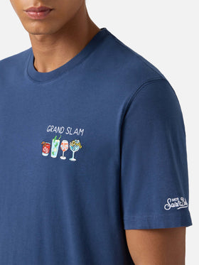 T-shirt Arnott in cotone blu con ricamo Grand Slam e stampa bottiglie