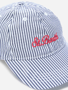 Baseball cap with visor in cotton seersucker with blue and white stripes