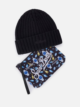 Set pochette con stampa ostriche e orologi e berretto nero