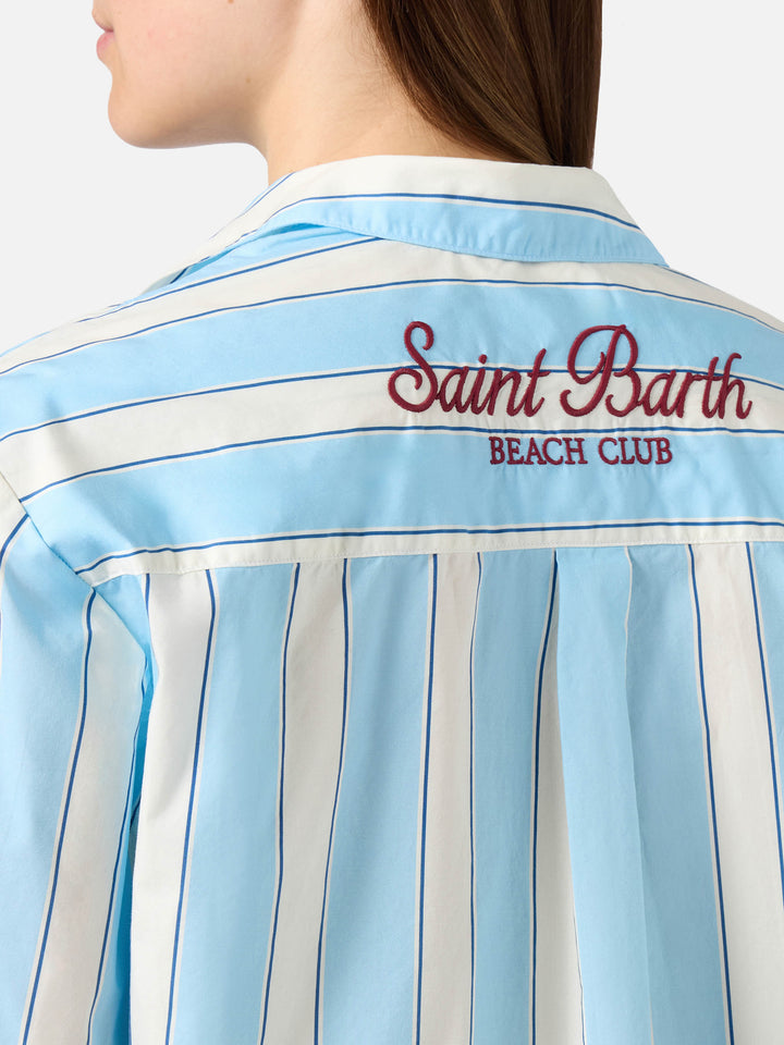 Brigitte Baumwollhemd mit hellblauen Streifen und Sport Club-Stickerei 