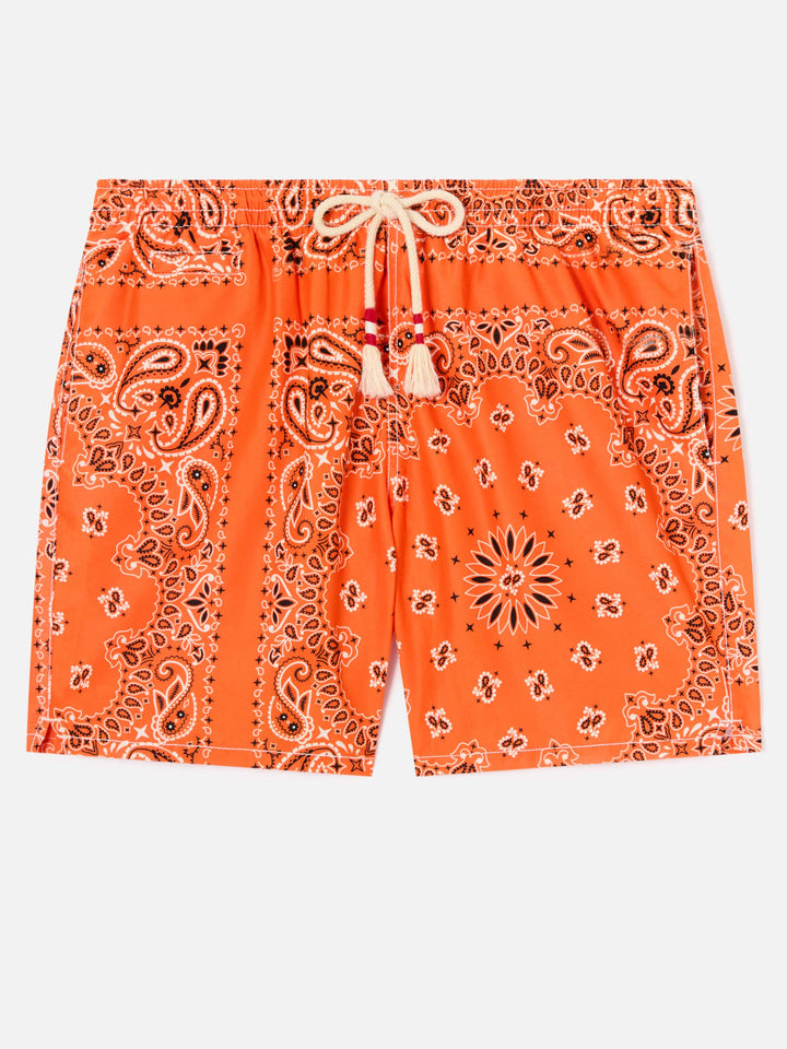 Herren-Badeshorts mit orangefarbenem Bandana-Aufdruck