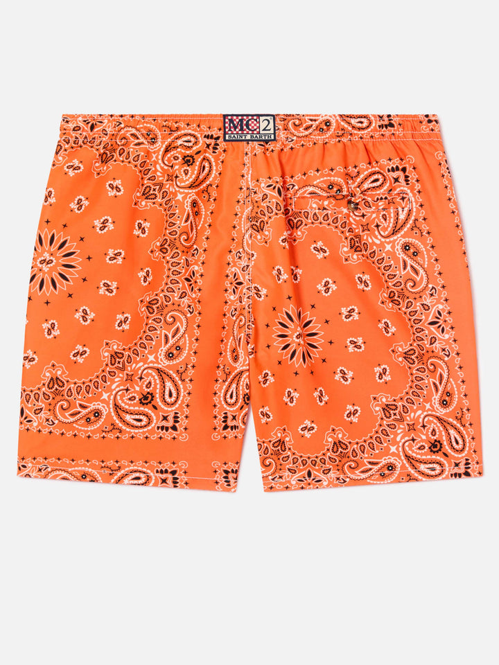 Herren-Badeshorts mit orangefarbenem Bandana-Aufdruck