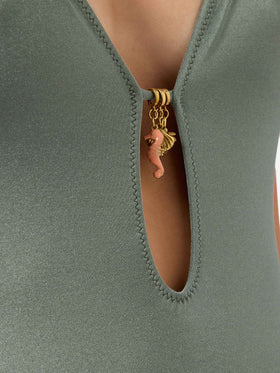 Bañador de una pieza Crunchy en verde militar con acabado brillante y charms 