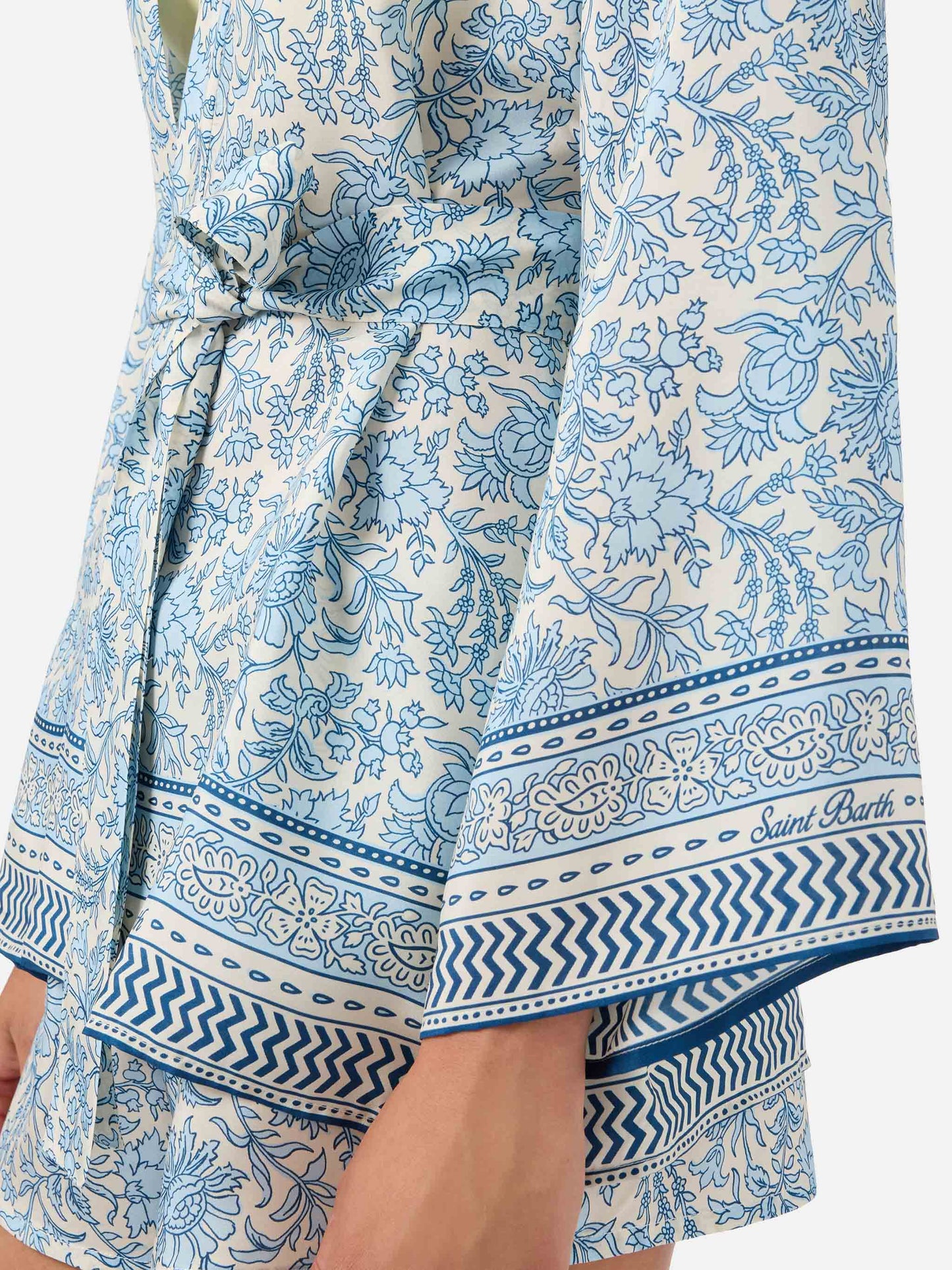 Kimono court Carly en soie avec imprimé batik floral 