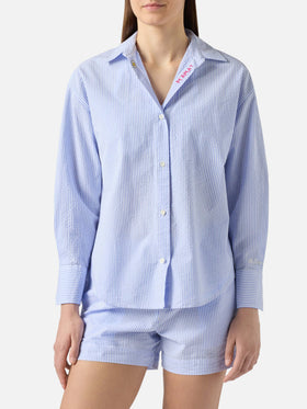 Camisa Cristal de seersucker a rayas azul claro con bordado 