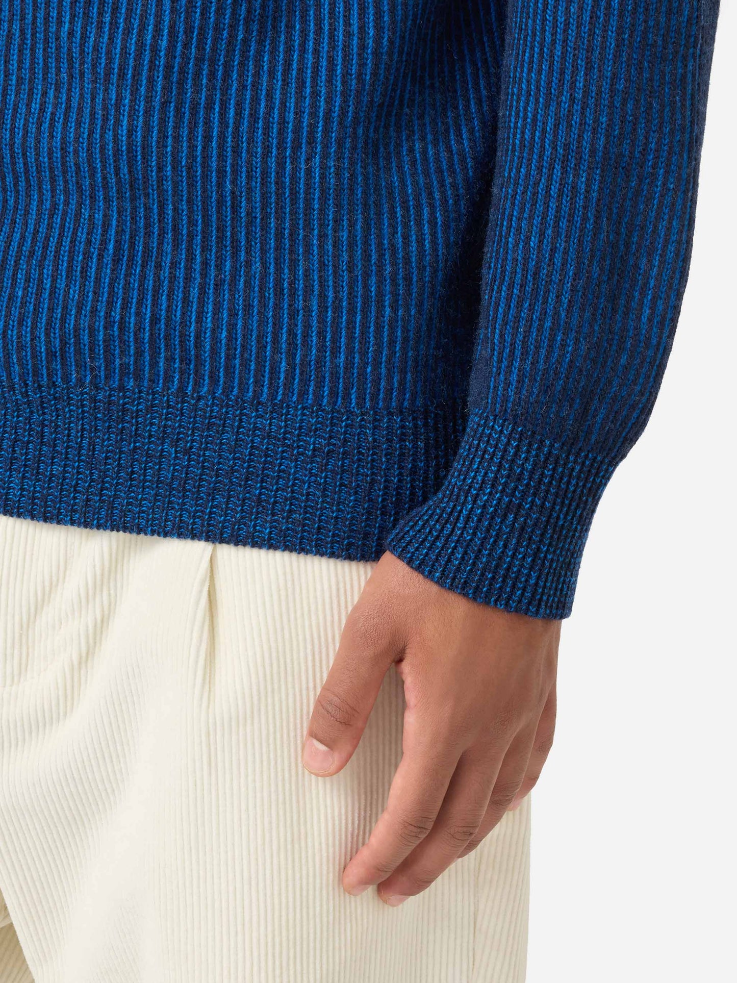 Davos gerippter blauer Pullover mit halbem Rollkragen 