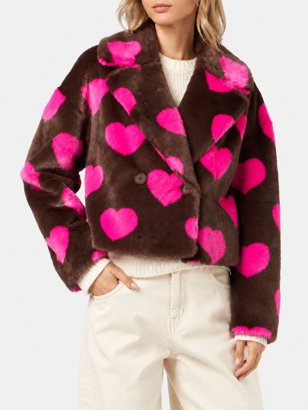 Emelyn kurze Kunstpelzjacke mit Herz-Print 