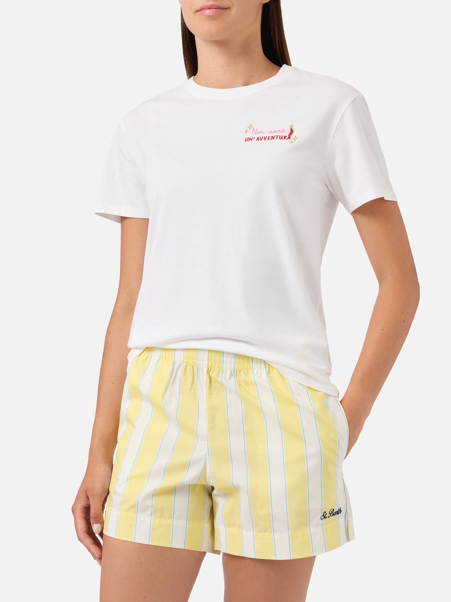 T-shirt Emilie blanche avec broderie Non sarà un'avventura et charm 