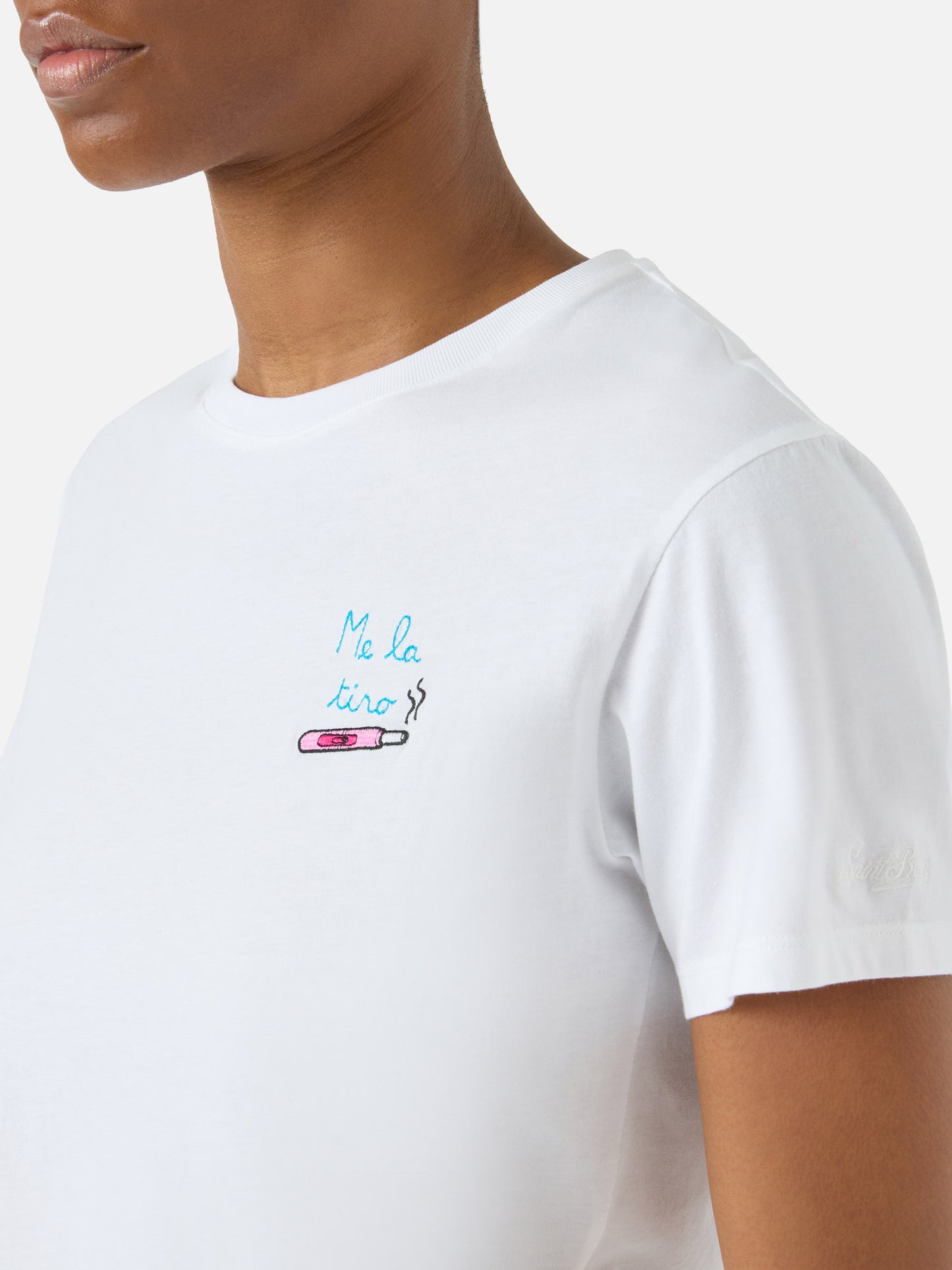 Weißes Emilie T-Shirt mit Me la tiro-Stickerei 
