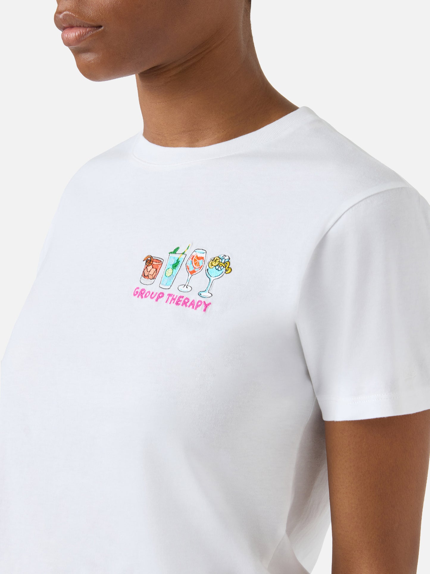 Camiseta Emilie blanca con bordado Group Therapy 