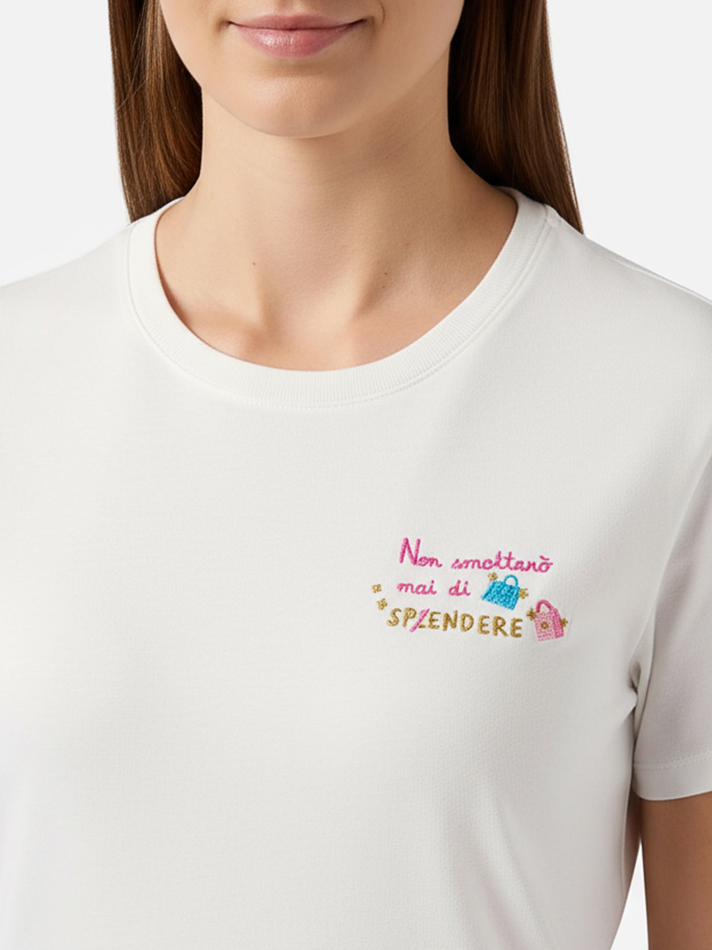 Emilie organic cotton T-shirt in white with Non smetterò mai di Sp(l)endere embroidery