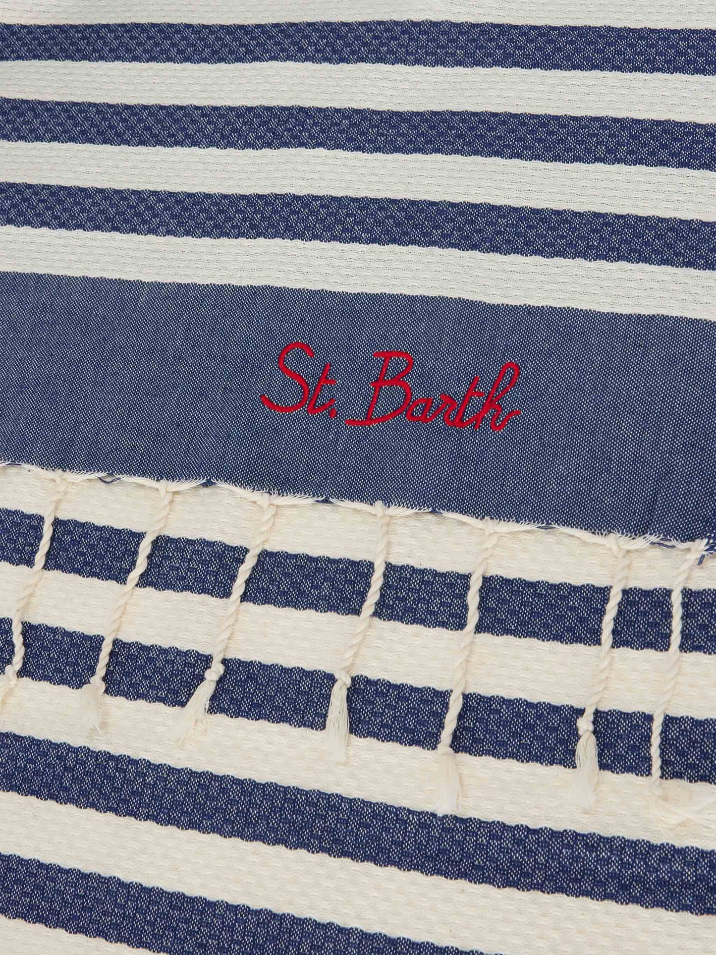 Toalla de playa fouta con rayas azules y blancas 