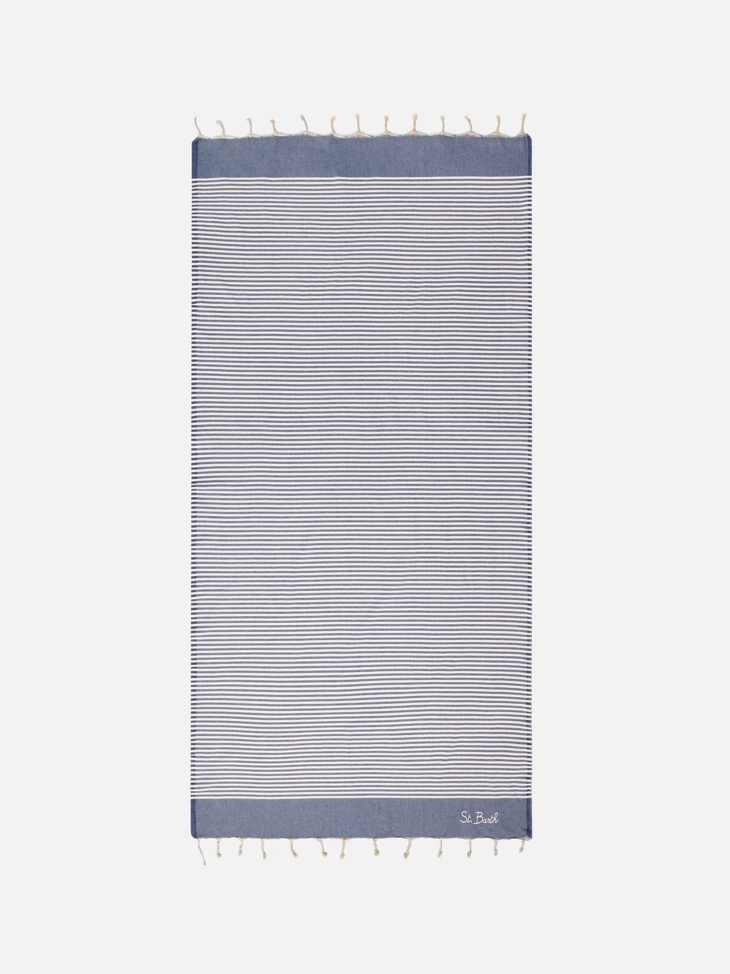 Toalla de playa fouta con pequeñas rayas azul marino y blancas 