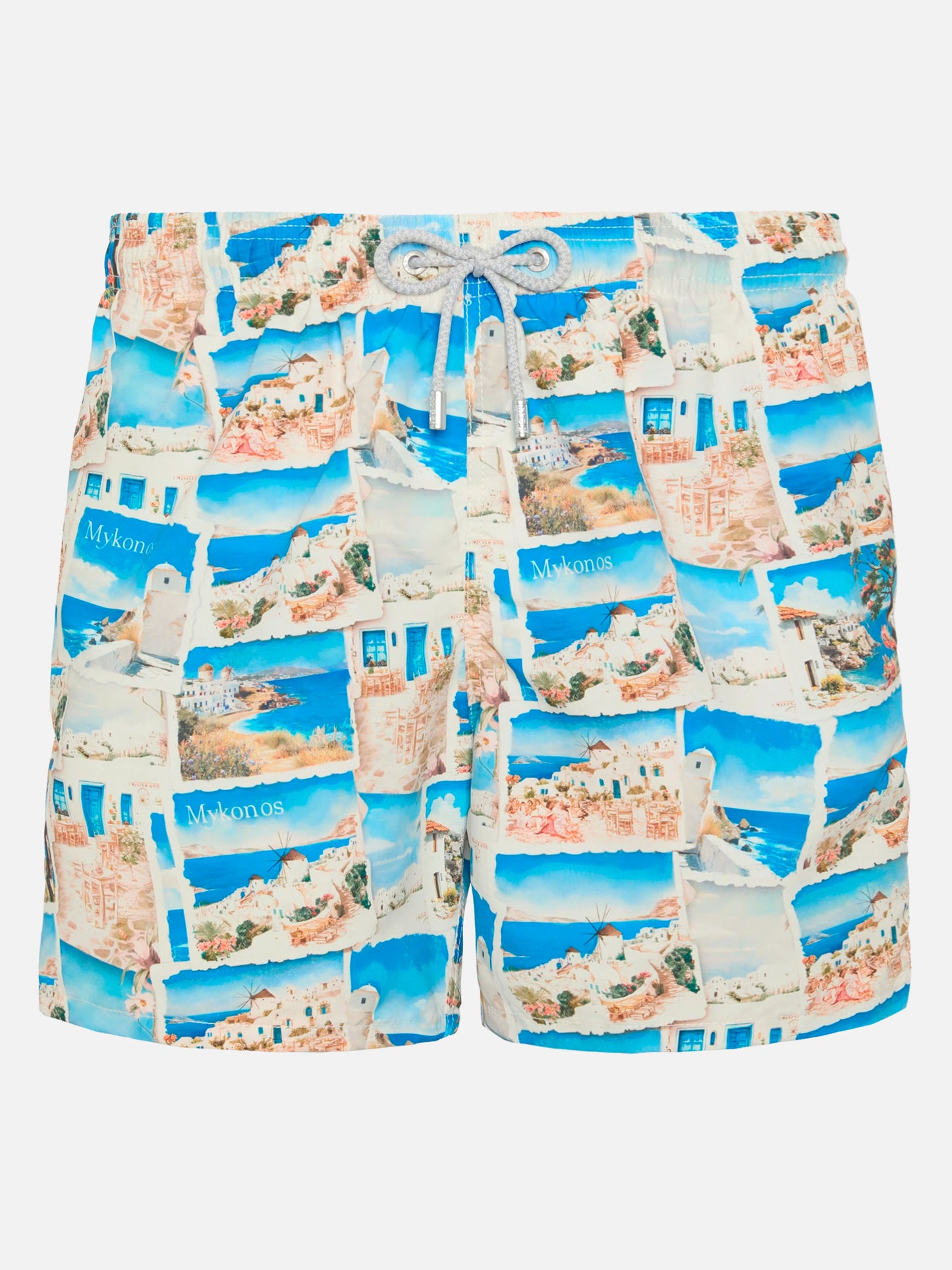 Mittellange Gustavia-Badeshorts mit Mykonos-Postkartendruck | AI-MITENTWICKELTES DESIGN VON RICKDICK – POWERED BY RED-EYE