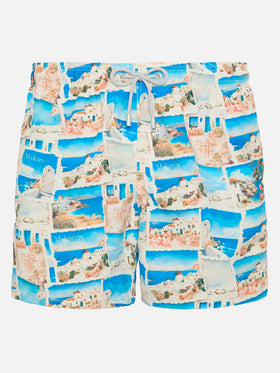 Mittellange Gustavia-Badeshorts mit Mykonos-Postkartendruck | AI-MITENTWICKELTES DESIGN VON RICKDICK – POWERED BY RED-EYE