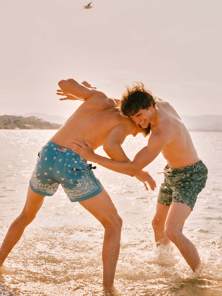 Gustavia hellblaue Badeshorts mit Bandana-Print 