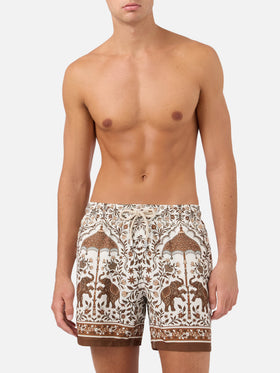 Gustavia Badeshorts mit platziertem ornamentalem Print in Braun 