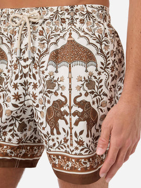 Gustavia Badeshorts mit platziertem ornamentalem Print in Braun 