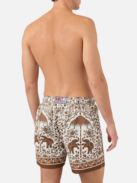 Gustavia Badeshorts mit platziertem ornamentalem Print in Braun 