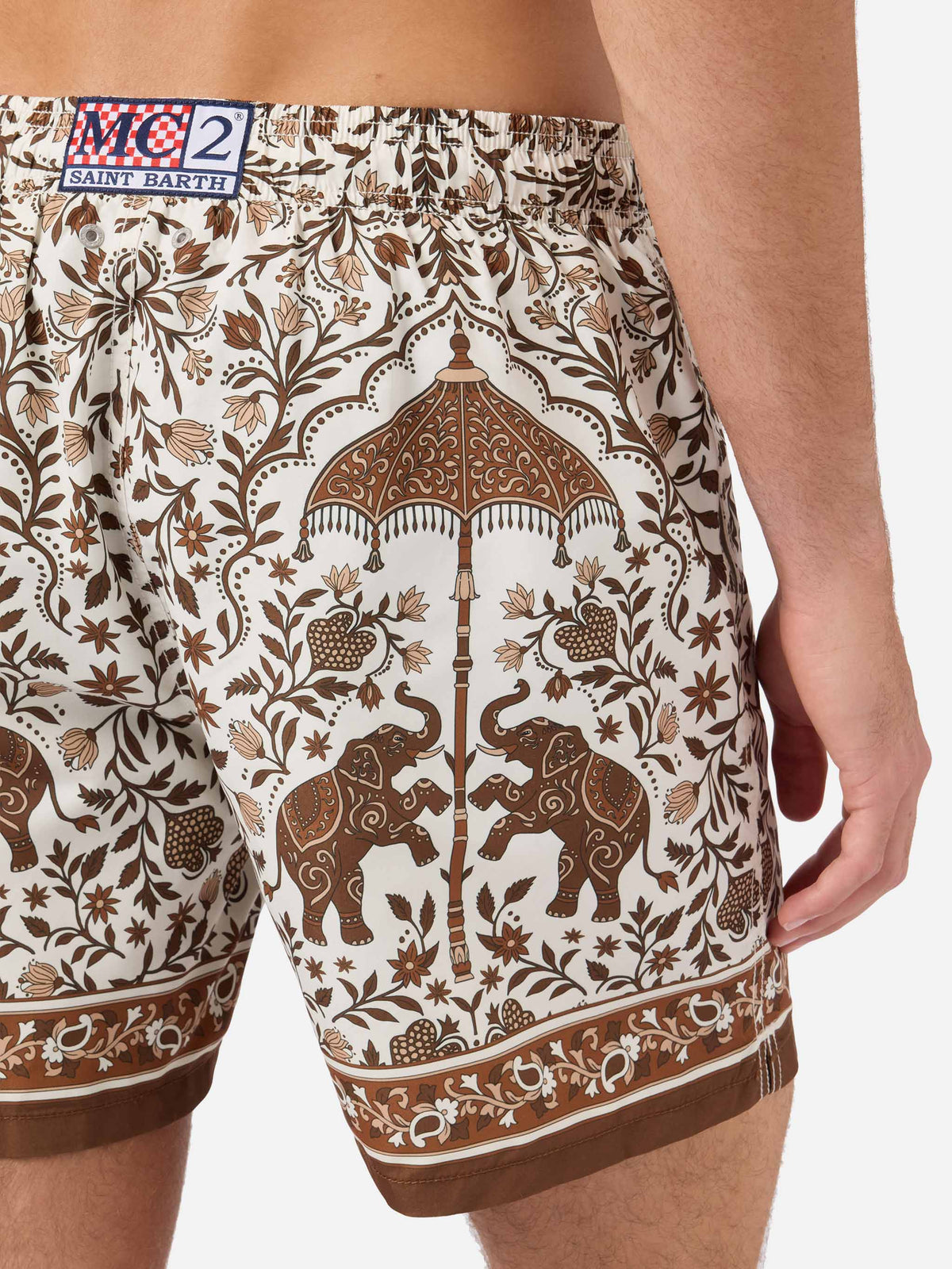 Gustavia Badeshorts mit platziertem ornamentalem Print in Braun 