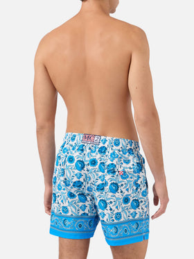 Gustavia-Badehose mit blauem Batik-Blumenprint 