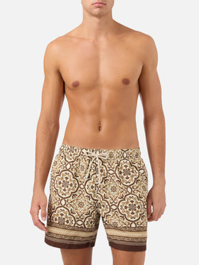 Short de bain Gustavia avec imprimé ornemental marron placé 