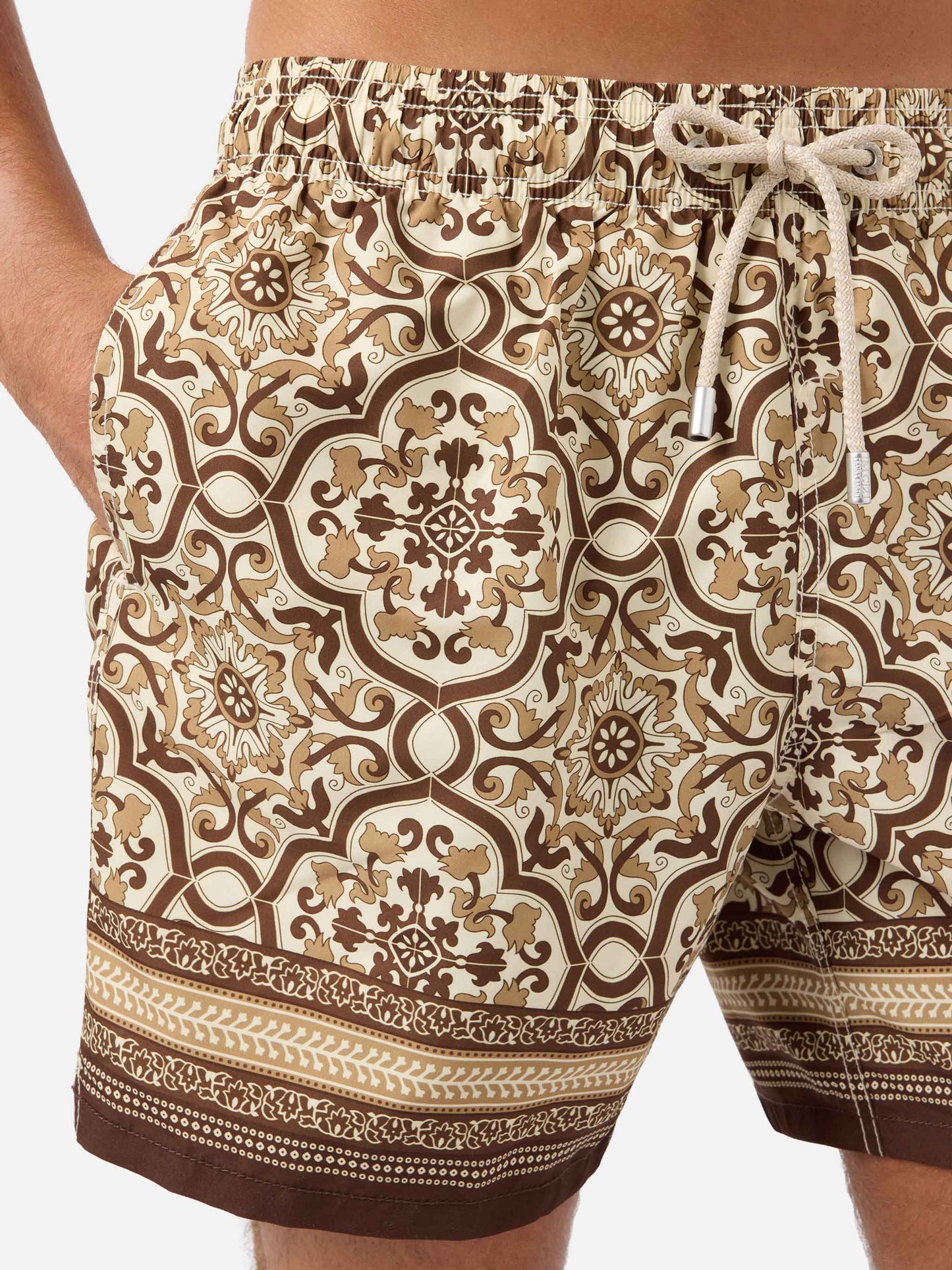 Short de bain Gustavia avec imprimé ornemental marron placé 