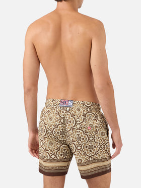 Short de bain Gustavia avec imprimé ornemental marron placé 
