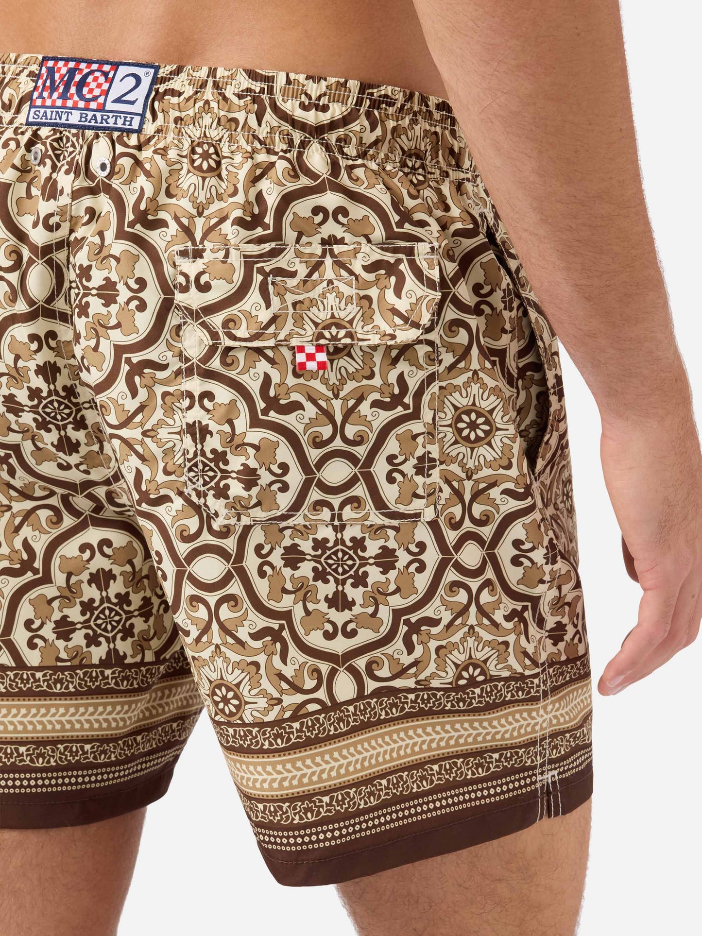 Short de bain Gustavia avec imprimé ornemental marron placé 