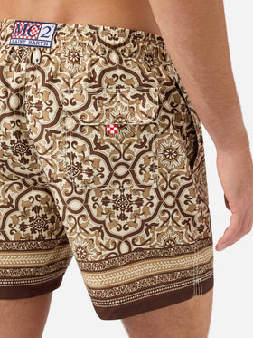 Short de bain Gustavia avec imprimé ornemental marron placé 