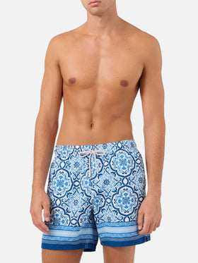 Short de bain Gustavia avec imprimé ornemental bleu placé 