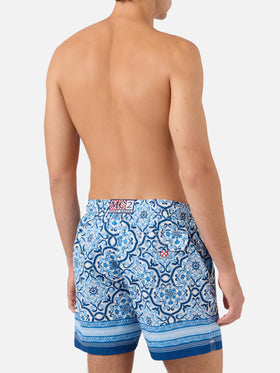 Short de bain Gustavia avec imprimé ornemental bleu placé 