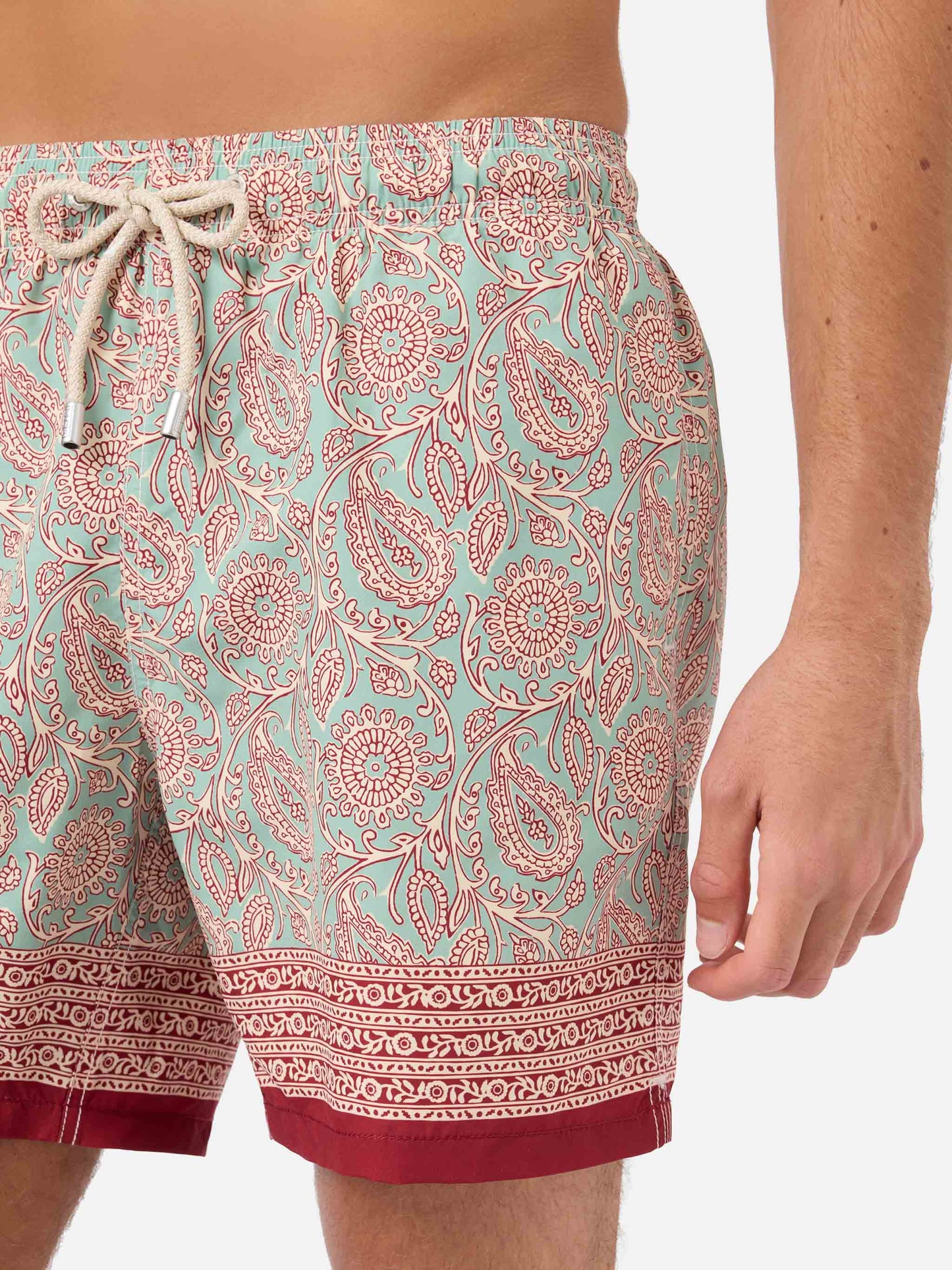 Short de bain Gustavia vert aqua avec imprimé paisley contrastant 