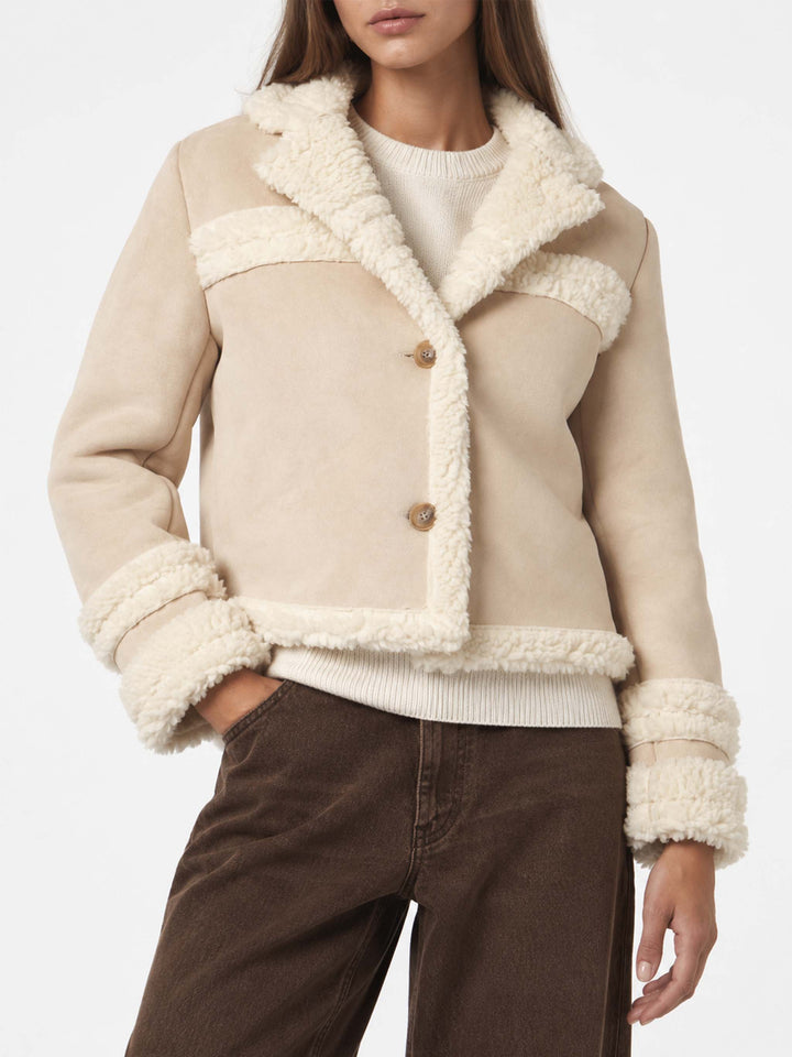 Hella beigefarbene Jacke in Shearling-Optik 