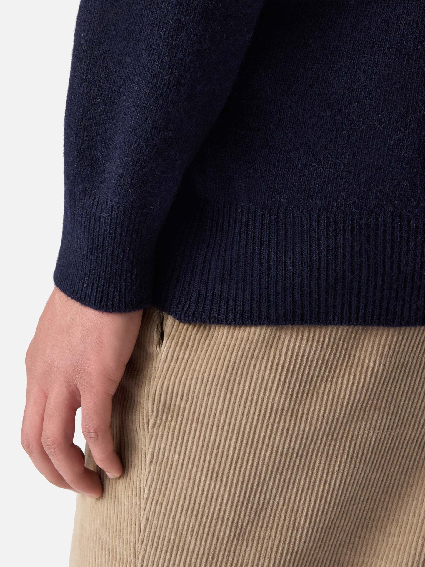 Marineblauer Heron-Rundhalsausschnitt mit Apres-Ski-Stickerei