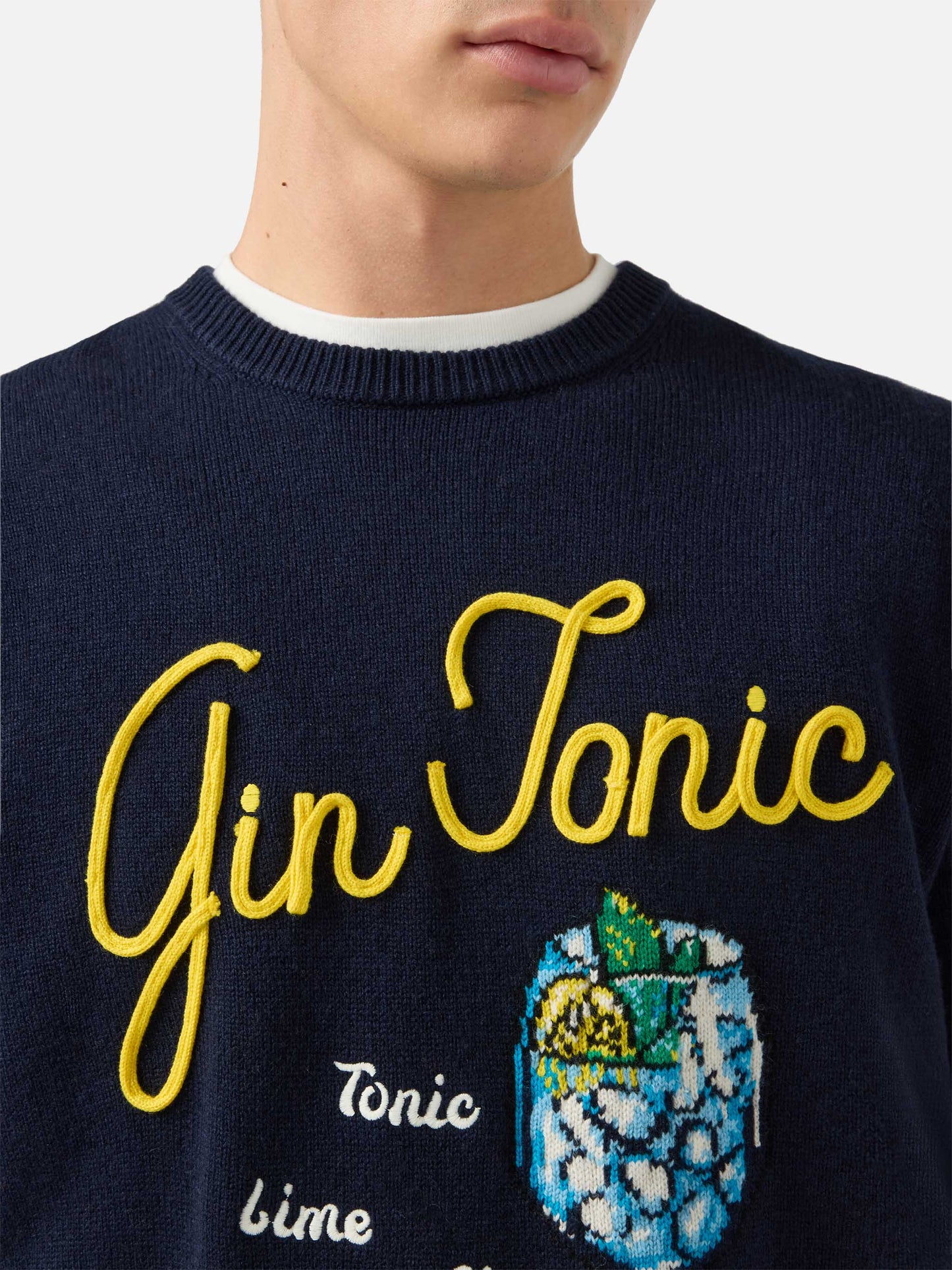 Blauer Pullover mit Reihermotiv und Gin-Tonic-Stickerei