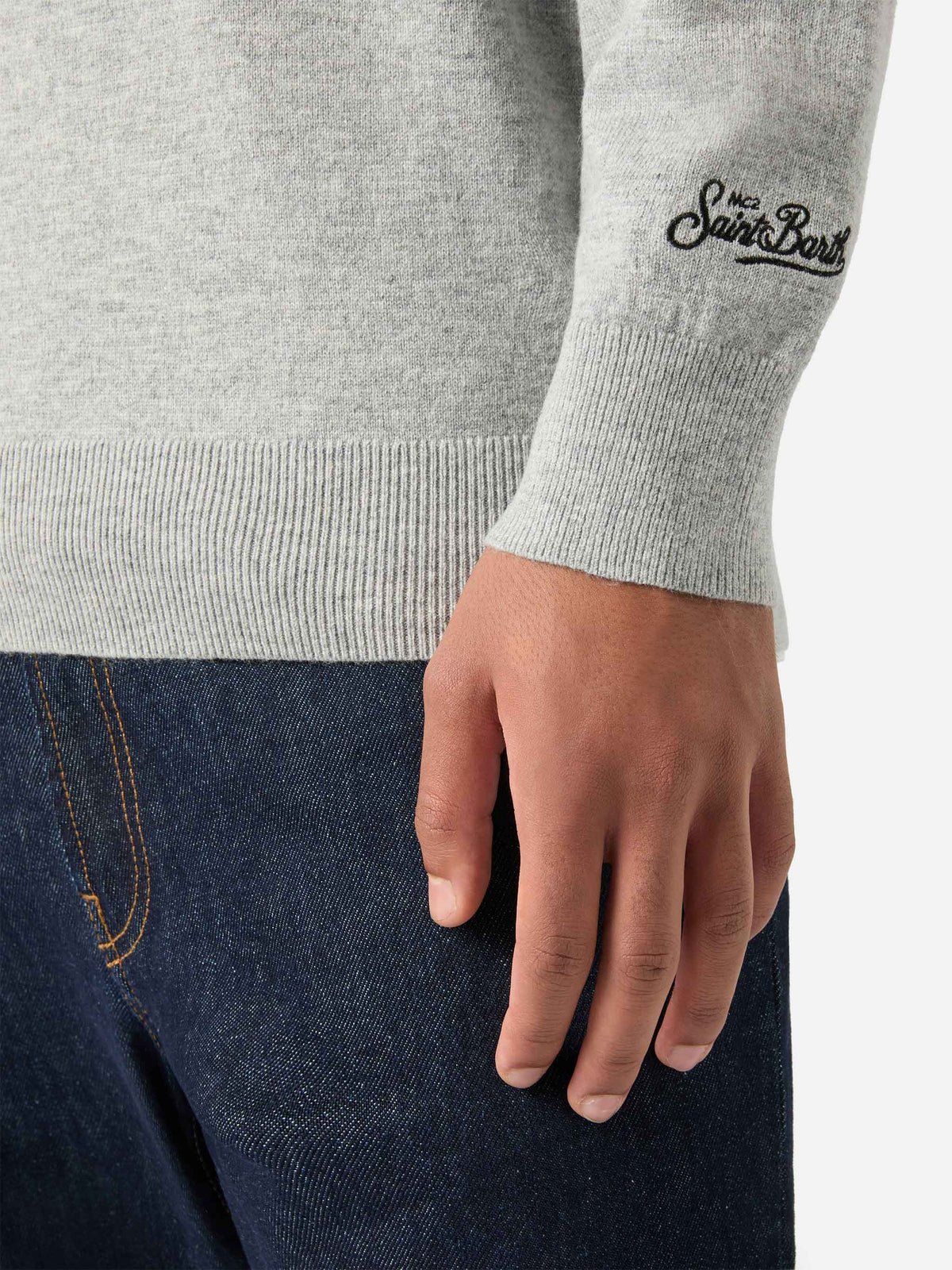 Maglia girocollo Heron Light grigia in misto lana e cashmere con ricamo Famola Strana